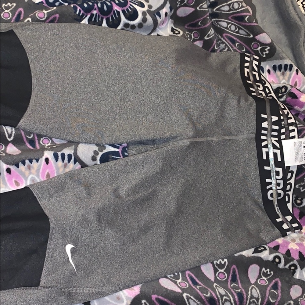 Nike pro, dri fit, cropped leggings. Size small! - Picture 3 of 4